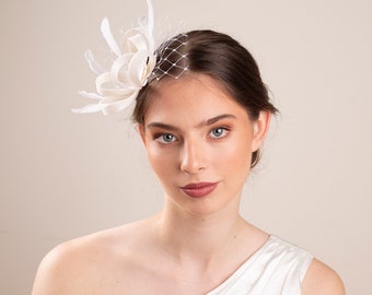 Bridal feather fascinator with veiling, wedding feather hairpiece with netting, elegant bride feather headpiece