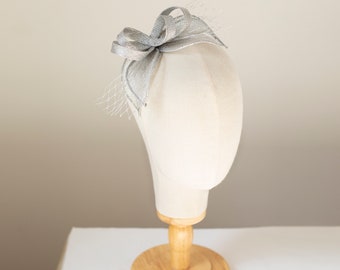 Silberner Hochzeit Fascinator mit Schleierung, Kopfbedeckung aus Sinamay Blättern in metallischem Silber fur Hochzeitsgast