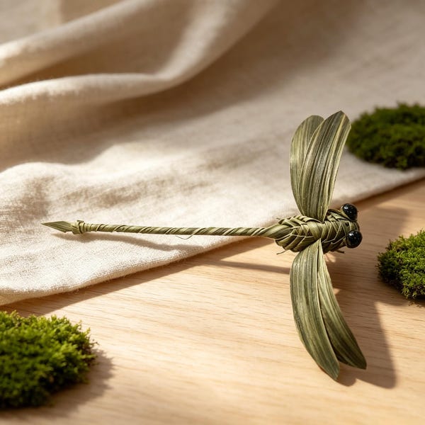 Handwoven Grass Dragonfly, Miniature Insect, Handmade Woven Craft, Eco-Friendly Table Decor, Boho Home Accent, Natural Collectible