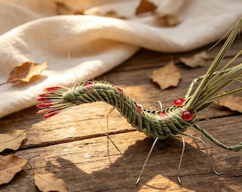 Handwoven Grass Shrimp, Handmade Natural Craft,Rustic Grass Sea Creature,Miniature Coastal Decor,Eco-Friendly Table Accent,Boho Home Display