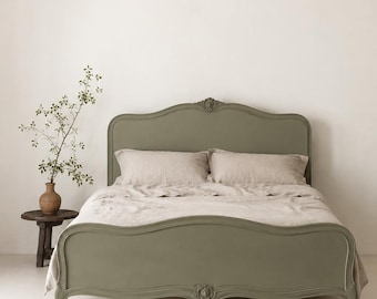 Vintage salbeigrüner französischer Bettrahmen | Minimalistisches Luxusbett - Velmoora Interiors