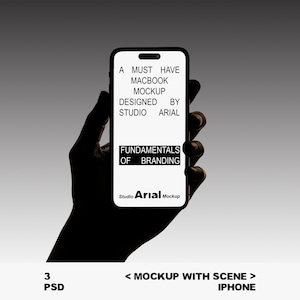 Peut inclure: Maquette d'iPhone noire tenue dans une main, affichant le texte : "A MUST HAVE MACBOOK MOCKUP DESIGNED BY STUDIO ARIAL" et "FUNDAMENTALS OF BRANDING." Le bas du téléphone indique "Studio Arial Mockup." L'image comprend également "3 PSD" et "< MOCKUP WITH SCENE > IPHONE."