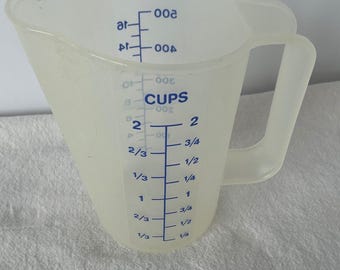 Tupperware Vintage Measuring Cup 2 Cup 16 oz 500 mL Blue Markings Clear Plastic