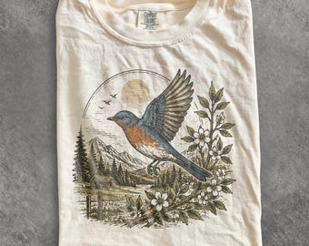 Klassisk Bluebird-tröja med grafisk design, fågelskjorta i bergslandskap, rustik topp i vintage-stil i naturstil, Comfort Colors®-tröja med present till vilda djur