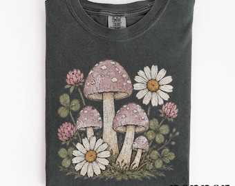 Retro Cottagecore-tröja med svampmotiv, skjorta med vildblommor och skogsnatur, topp i bohemisk älvstil, Comfort Colors®-tröja med botanisk present