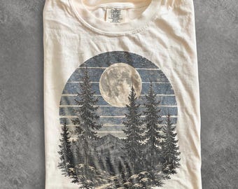 T-shirt med grafisk design för vintage, månbelyst skogslandskap, t-shirt med tallar, berg och natur, t-shirt med rustikt utomhusäventyr, presentt-shirt med Comfort Colors®