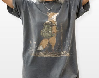 Retro vandringströja med rävgrafik, skjorta med skogsdjursäventyr, rustik topp i friluftsstil med upptäcktsresande, Comfort Colors® rävpresenttröja