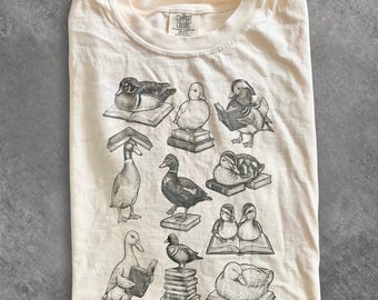 Maglietta con grafica retrò di anatre che leggono, maglietta carina per amanti dei libri con anatre, maglietta divertente con estetica di animali da fattoria, maglietta regalo Comfort Colors® per gli amanti delle anatre