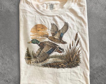 Retro flygande gräsandskjorta, klassisk t-shirt med grafisk motiv för sjöfågeljakt, vintage-tröja för våtmarksdjur, Comfort Colors®-present