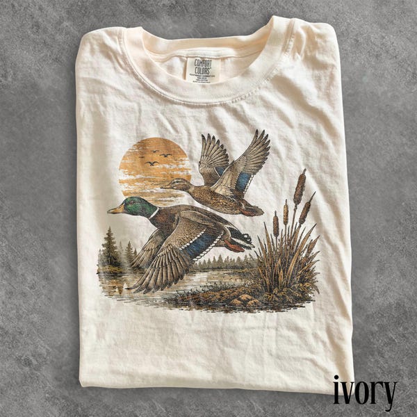 Retro-Shirt mit fliegender Stockente, klassisches T-Shirt mit Wasservogeljagd-Motiv, Vintage-Top mit Naturmotiv aus Feuchtgebieten, Geschenkidee von Comfort Colors®