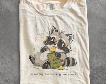 Rolig tvättbjörn med grafisk design, Lazy Trash Panda-humor, söt Y2K-topp i djurstil, Comfort Colors®-grafikpresent
