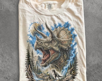 Camiseta vintage con estampado de Triceratops, camiseta de dinosaurio del bosque iluminado por la luna, top de estilo prehistórico de fantasía oscura, camiseta de regalo de dinosaurios Comfort Colors®