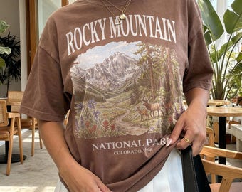 Maglietta del Parco Nazionale delle Montagne Rocciose, t-shirt vintage con grafica di paesaggio alpino, estetica retrò con immagini di montagna e natura, regalo Comfort Colors®