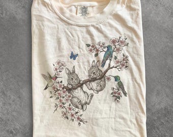 Maglietta vintage con grafica di coniglietto e fiori, maglietta con coniglio floreale e natura, top carino in stile cottagecore, maglietta regalo Comfort Colors® con animali