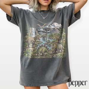 Vintage grafisch T-shirt dinosauruslandschap, T-Rex uit het Jurassic Era, shirt prehistorische natuur retrostijl, Comfort Colors® Dino Gift-T-shirt afbeelding 3