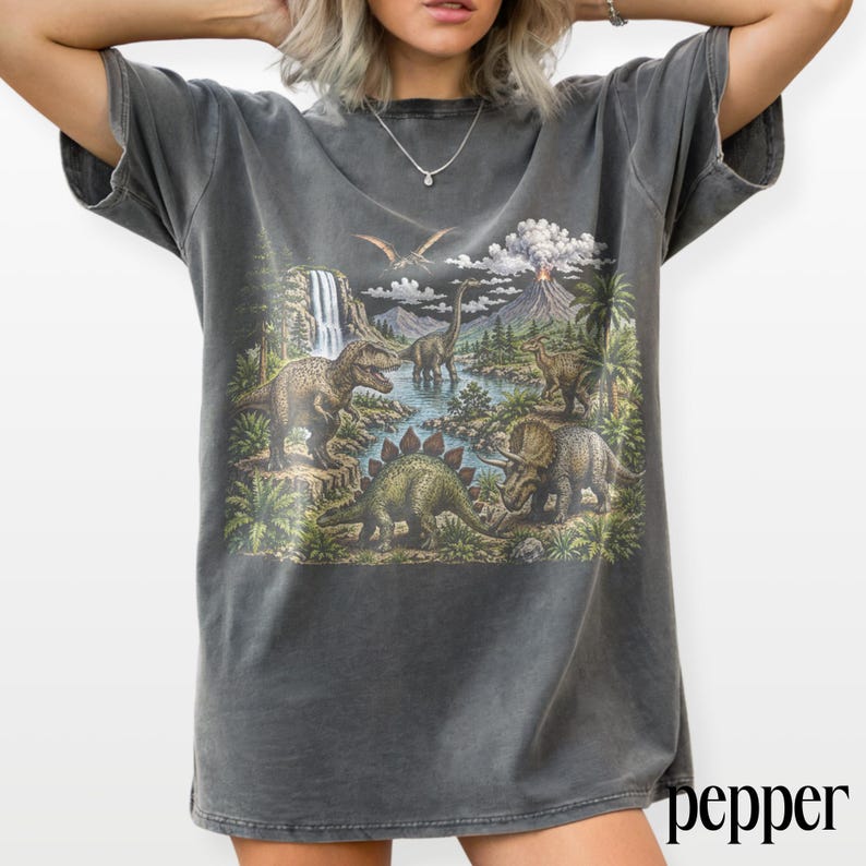 Vintage grafisch T-shirt dinosauruslandschap, T-Rex uit het Jurassic Era, shirt prehistorische natuur retrostijl, Comfort Colors® Dino Gift-T-shirt afbeelding 3