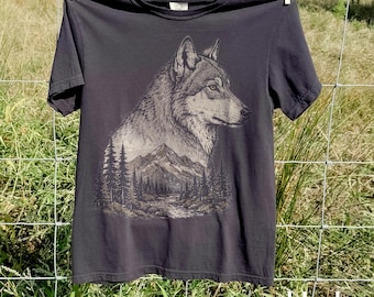 Klassisk majestätisk varggrafik-t-shirt, skjorta i bergsskog och vildmark, topp i rustik vildmarksstil, Comfort Colors® varggåvot-t-shirt