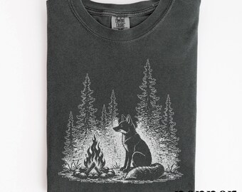 Vintage Camping Fox Graphic T-shirt, T-shirt med grafisk design i skog och lägerelden, T-shirt med rustikt utomhusäventyr, Comfort Colors®-t-shirt med naturgåva