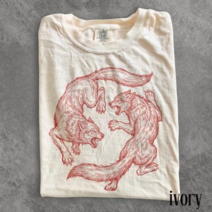 Vintage T-shirt Wolf Fighting, shirt in gegraveerde stijl met wilde dieren, retro Woodland Wildlife Esthetic top, Comfort Colors® Nature Gift-T-shirt
