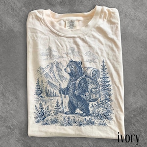 Koszulka z nadrukiem Vintage Hiking Bear, koszulka kempingowa Woodland Adventure, koszulka outdoorowa dla miłośników natury, prezent dla miłośników dzikiej przyrody Comfort Colors®