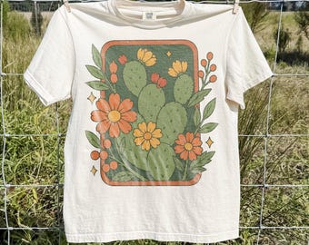 Retro ökenkaktus grafisk t-shirt, sydvästlig blommig botanisk t-shirt, boho västerländsk topp i naturstil, Comfort Colors® grafisk t-shirt present