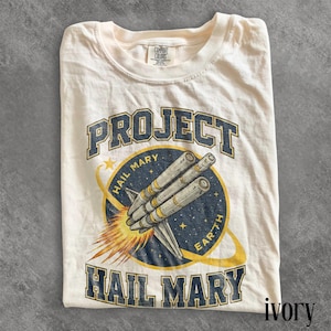 Maglietta con grafica dell'astronave Project Hail Mary, design di una missione spaziale fantascientifica, stile vintage di lancio di un razzo, regalo Comfort Colors® per gli appassionati di spazio.