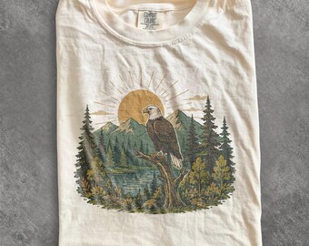 Vintage-tröja med grafisk design från Bald Eagle, skjorta i skogs- och djurlivsstil, topp i rustik stil med utomhusäventyr, Comfort Colors® Eagle-gåva
