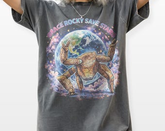 Camiseta gráfica Rocky Alien Project Hail Mary, Grace Save Stars com estampa de citação, estilo nerd para leitores de ficção científica, camiseta Comfort Colors® para presente.