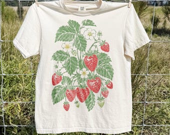 Vintage Strawberry Botanical Graphic Tee, Berry Garden Nature Shirt, Cottagecore Farmhouse Style Top, Comfort Colors® Fruit Gift Tee