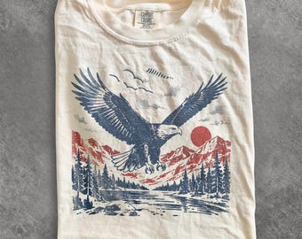 Klassisk t-shirt med grafisk design från Vithövdad havsörn, vintage-tröja med djurmotiv och berg, rustik topp för utomhusäventyr, Comfort Colors®-presenttröja