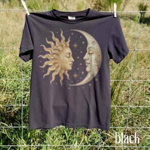 Camiseta vintage con estampado celestial de sol y luna, camiseta retro con gráfico de astrología mística, top clásico de arte cósmico bohemio, regalo espiritual de Comfort Colors®