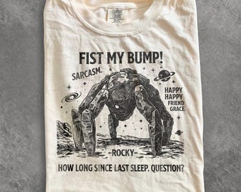Project Hail Mary Rocky Alien Graphic Tee, Fist My Bump Rolig Sci-Fi Rymdtröja med Citatdesign, Comfort Colors® Sci-Fi Fan Gåva