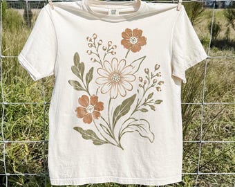 Botanical Floral Line Art Graphic Tee, Minimalist Wildflower Outline Shirt, Boho Nature Aesthetic Top, Comfort Colors® Flower Gift Tee