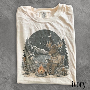 Vintage Camping Wildtier Grafik T-Shirt, Elch Waschbär Lagerfeuer Shirt, gemütliches Outdoor Abenteuer Top, Comfort Colors® Natur Geschenk T-Shirt