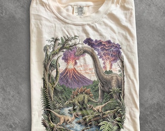 Maglietta retrò con grafica di un fiume di dinosauri, maglietta con scena di uno stegosauro e un velociraptor, top vintage preistorico a tema natura, maglietta regalo Comfort Colors® con dinosauri