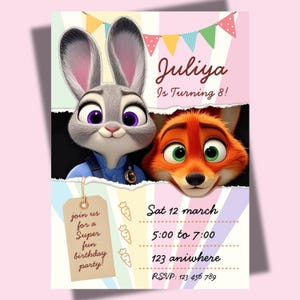 Pu&ograve; includere: Invito di compleanno con Judy Hopps e Nick Wilde di Zootopia. L'invito include il testo "Juliya Is Turning 8!" e i dettagli della festa. Il design ha uno schema di colori pastello con un effetto carta strappata.