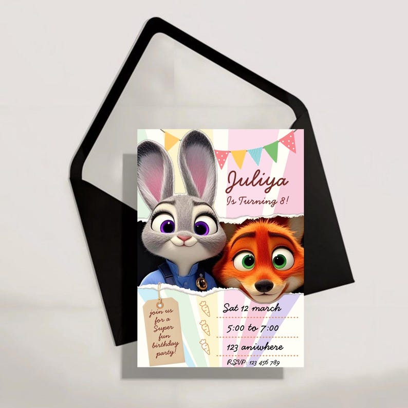Pu&ograve; includere: Un invito per una festa di compleanno con Judy Hopps e Nick Wilde di Zootropolis. L'invito include il testo "Juliya compie 8 anni!" e i dettagli della festa. L'invito &egrave; all'interno di una busta nera.