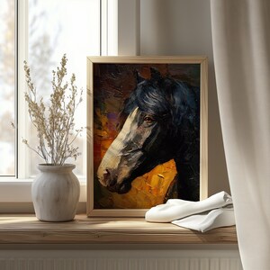 Op de afbeelding: Een ingelijst olieverfschilderij van een zwart paard met een witte kop en een donkere manen. Het kunstwerk staat op een houten vensterbank, naast een vaas met gedroogde planten en een gevouwen witte doek.
