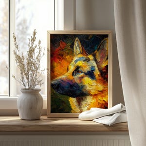 Op de afbeelding: Een ingelijst olieverfschilderij van een Duitse herdershond in profiel. Het kunstwerk heeft levendige penseelstreken in tinten geel, oranje, blauw en zwart. Het schilderij wordt tentoongesteld op een houten oppervlak bij een raam.