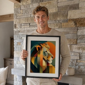 Op de afbeelding: Een ingelijste kunstdruk met een geometrische leeuwenillustratie. Het kunstwerk gebruikt een palet van teal, oranje, geel en bruin. Het profiel van de leeuw wordt weergegeven met scherpe hoeken en vormen, tegen een witte achtergrond in een zwart frame.