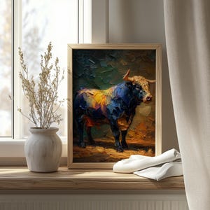 Könnte beinhalten: Gerahmtes Ölgemälde eines Bullen im farbenfrohen Impasto-Stil. Der Bulle ist hauptsächlich blau, mit gelben und orangen Akzenten. Das Kunstwerk wird auf einer Holzfensterbank neben einer Vase mit getrockneten Pflanzen ausgestellt.