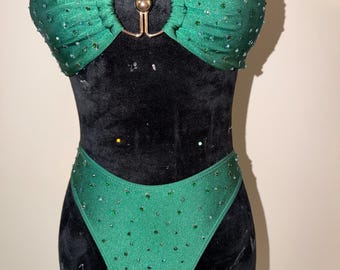 Biquíni verde sem alças com aplicações de strass feitas à mão.