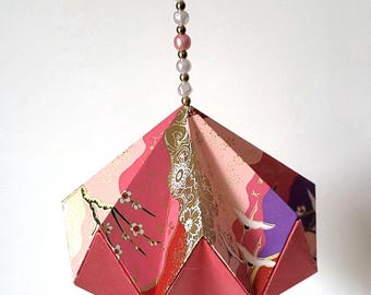 Różowozłota lampa wisząca z japońskiego papieru origami, dekoracja ścienna z kryształem przyciągającym światło, tworząca miękką i świetlistą atmosferę