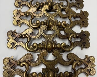 Vintage utsmyckade mässingslådhandtag, set om 4/Spansk nymodighetsmöbelbeslag/Hollywood Regency-handtag/Medelhavsnymodighetsmöbelbeslag
