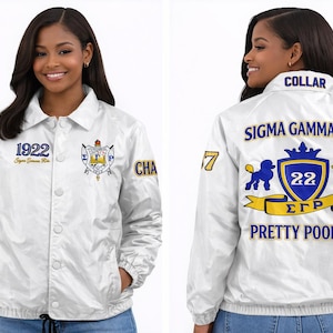 以下が含まれることがあります： Sigma Gamma Rhoのロゴが入った白いウィンドブレーカー。前面には1922、ソロリティの紋章、CHAの文字。背面には2匹のプードル、数字の22、SIGMA GAMMA RHO PRETTY POODLESの文字が描かれた大きな紋章がデザインされています。