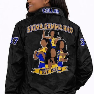 以下が含まれることがあります： 背面にSigma Gamma RhoとEst. 1922の文字が入った黒いサテン仕上げのジャケット。青と黄色の衣装を着た4人の人物のグラフィック、袖の数字37、襟の後ろにあるCollarという単語がデザインされています。