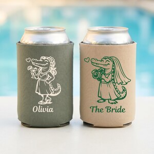 Enfriador de latas personalizado con forma de cocodrilo, recuerdos personalizados para despedida de soltera, regalo para despedida de soltera en Florida, Nueva Orleans (NOLA Bach), enfriador de latas delgado