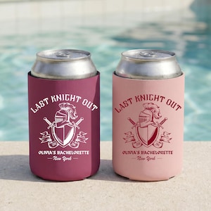 Enfriador de latas Last Knight Out, funda para bebidas de despedida de soltera medieval, portavasos para novia intelectual, recuerdo de fiesta de despedida de soltera estilo feria renacentista, regalo para damas de honor