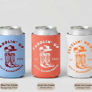 Puede incluir: Tres enfriadores de latas en azul, coral y blanco. Cada enfriador presenta un sombrero de vaquero y botas con el texto "Saddlin' Up" o "Settlin' Down", "Mia's Bachelorette" y el a&ntilde;o 2026.
