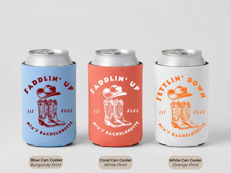 Puede incluir: Tres enfriadores de latas en azul, coral y blanco. Cada enfriador presenta un sombrero de vaquero y botas con el texto "Saddlin' Up" o "Settlin' Down", "Mia's Bachelorette" y el a&ntilde;o 2026.